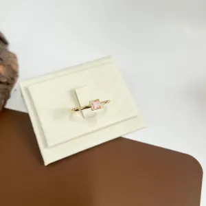 ANEL ARO COM DETALHES E PEDRA QUADRADA ROSA