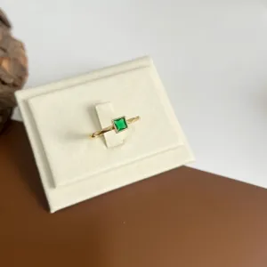 ANEL ARO COM DETALHES E PEDRA QUADRADA VERDE