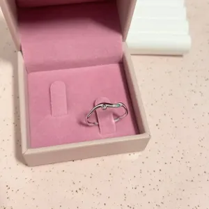 ANEL ORGÂNICO COM PONTO DE LUZ