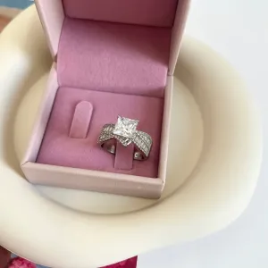 ANEL SOLITÁRIO QUADRADO COM ZIRCONIAS BAGUETES