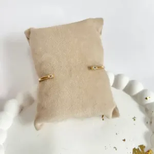 BRACELETE ABERTO  CRAVEJADO COM ZIRCONIAS BAGUETE NA PONTA