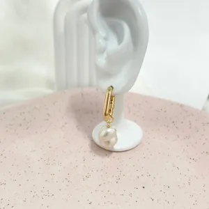 BRINCO ARGOLA COM PINGENTE DE PÉROLA BARROCA