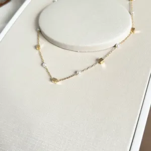 COLAR CHOKER MINI PÉROLAS E QUADRADINHOS 40CM