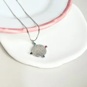 COLAR MEDALHA SÃO BENTO 1,5CM COM PEDRINHA COLORIDA