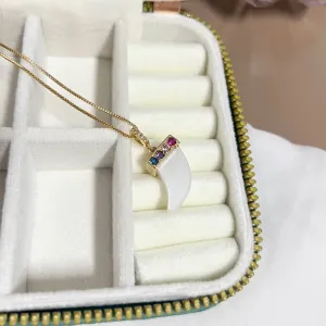 COLAR PINGENTE DE DENTE DE SABRE ACRÍLICO