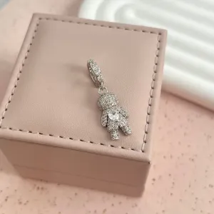 PINGENTE MENINA CRAVEJADO COM CORAÇÃO CRISTAL