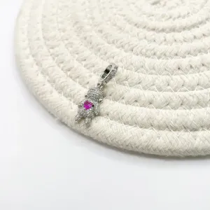 PINGENTE MENINA CRAVEJADO COM CORAÇÃO PINK