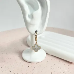 BRINCO ARGOLA CLICK TREVO RESINADO BRANCO