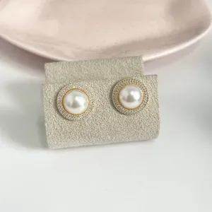 BRINCO BOTÃO PÉROLA COM MICRO ZIRCONIA
