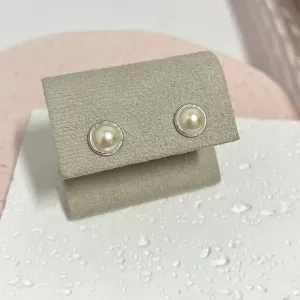BRINCO MEIA PÉROLA COM ACABAMENTO 1CM