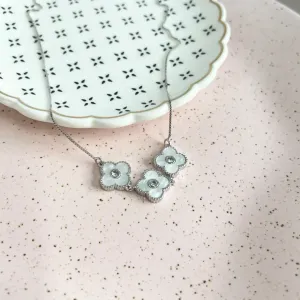 COLAR 3 TREVOS EM MADRE PÉROLA E PONTO DE LUZ