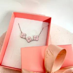 COLAR 3 TREVOS EM MADRE ROSA PÉROLA E PONTO DE LUZ