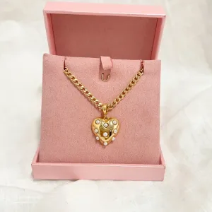 COLAR CHOKER ELO GRUMET COM PINGENTE DE CORAÇÃO E PÉROLAS