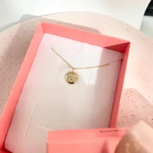 COLAR MINI MEDALHA DE LETRA - D