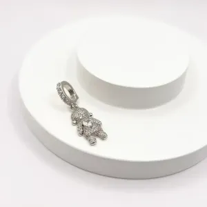 PINGENTE MENINA CRAVEJADO COM CORAÇÃO CRISTAL