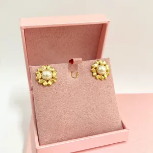 BRINCO PÉROLA ACABAMENTO CORAÇÕES