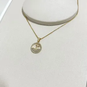 COLAR MEDALHA RABO DE BALEIA CRAVEJADO