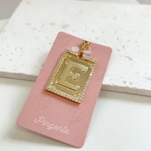 PINGENTE MEDALHA QUADRADA DE LETRA COM RIVIERA - E