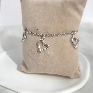 PULSEIRA COM 3 CORAÇÕES PENDURADOS
