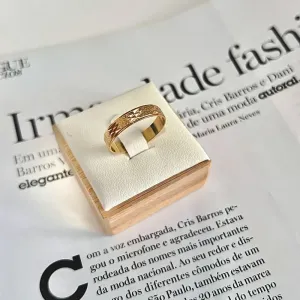 ANEL ALIANÇA DIAMANTADA COM DETALHES EM ESCRAVA