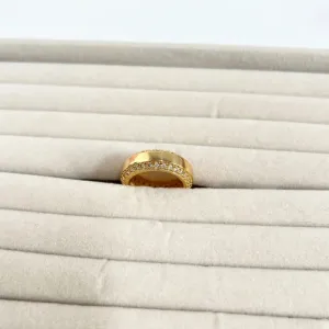 ANEL COM ZIRCONIAS CRISTAIS NAS BORDAS