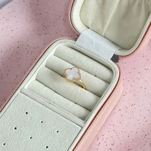 ANEL TREVO MADRE PÉROLA COM MICRO ZIRCONIAS