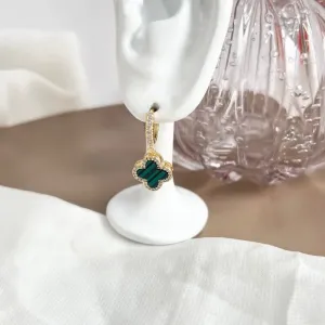 BRINCO ARGOLA CRAVEJADA TREVO VERDE LISTRADO