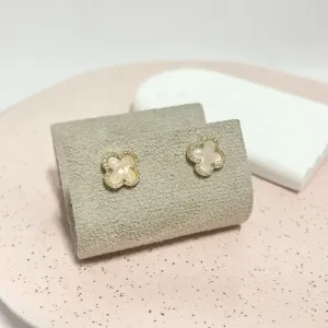 BRINCO TREVO CRAVEJADO E MADRE PÉROLA BRANCA