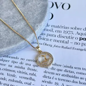 COLAR MEDALHA RABO DE BALEIA CRAVEJADO