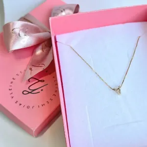 COLAR MINI LETRA CRAVEJADA MICRO ZIRCONIAS - V
