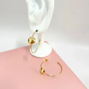 BRINCO ARGOLA COM DETALHE EM MEIA BOLA