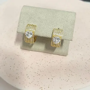 BRINCO ARGOLA CRAVEJADA COM CORAÇÃO DE PEDRA CRISTAL