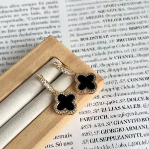 BRINCO ARGOLA CRAVEJADA TREVO PRETO