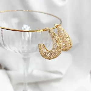 BRINCO ARGOLA GOTA VAZADA EM FLORES