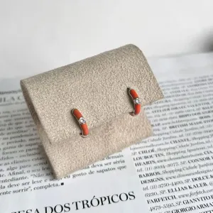 BRINCO ARGOLA PEQUENA RESINADA - LARANJA