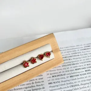 DUPLA DE BRINCOS CORAÇÃO E FLOR VERMELHOS