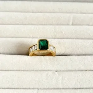 ANEL PEDRA VERDE E CRISTAL