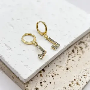 BRINCO ARGOLA DE CLICK LETRAS STRASS  - J