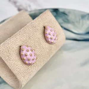 BRINCO GOTA RESINADO LILÁS COM DETALHES