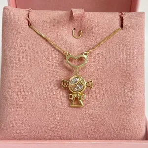 COLAR COM CANGA CORAÇÃO E BONECO MENINA