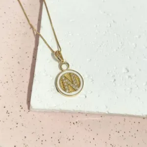 COLAR MEDALHA RESINADA DE LETRA - N