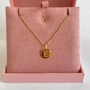 COLAR MINI MEDALHA DE LETRA - E