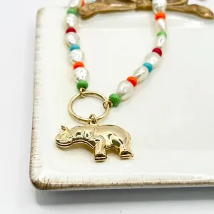 COLAR PÉROLAS E MIÇANGAS COM ELEFANTE