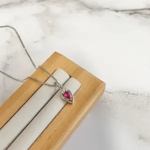 COLAR PINGENTE COM GOTA VERMELHA