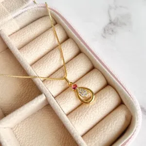 COLAR PINGENTE COM PONTO DE LUZ VERMELHO E GOTA CRAVEJADA