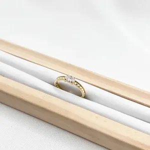 ANEL SOLITÁRIO COM ARO COM DETALHES ENTALHADOS