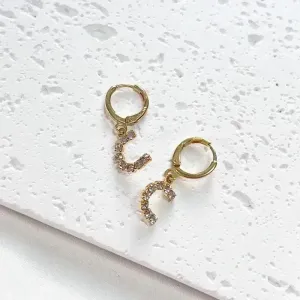 BRINCO ARGOLA DE CLICK LETRAS STRASS - C