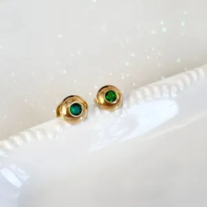 BRINCO BOTÃO COM PEDRA VERDE ESMERALDA