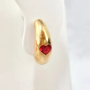 BRINCO EAR HOOK COM PEDRA DE CORAÇÃO