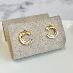 BRINCO MEIO CÍRCULO COM ZIRCONIAS BAGUETES